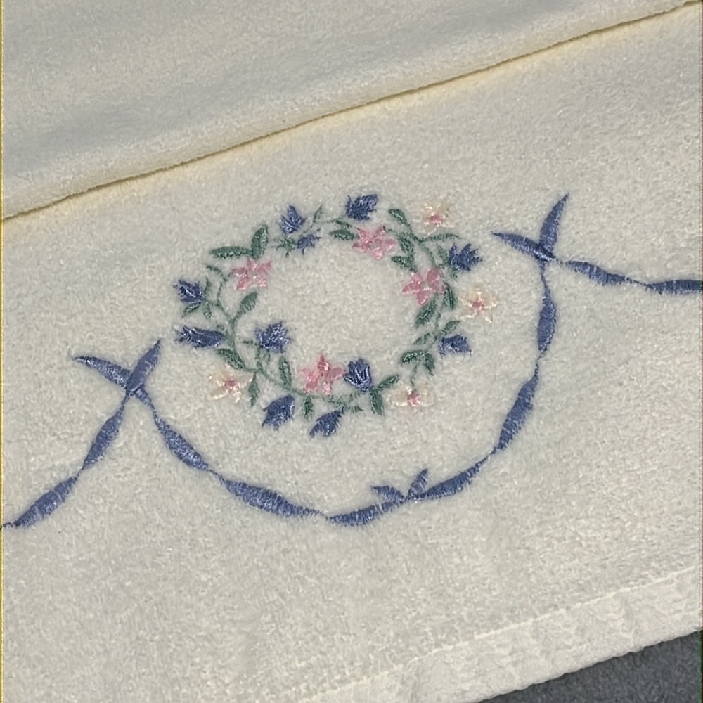 Ivory Floral Bath Towel Set Cottagecore Embroidered - Picture 2 of 8